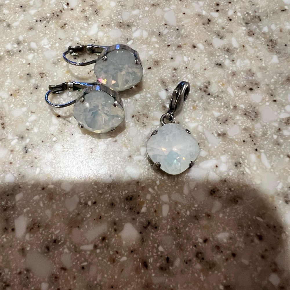 Sabika golf earrings w/hostess charm